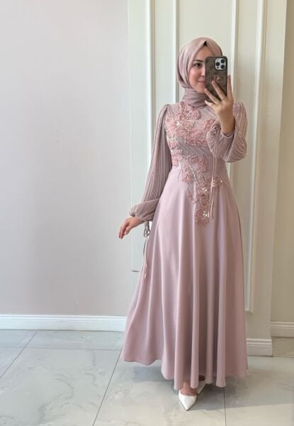 4572 Loresa Abiye
